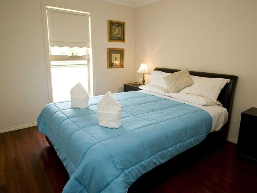 Spacious 5 Bdrms near Melb Airport, Sleeps 10-12, Attwood, VIC