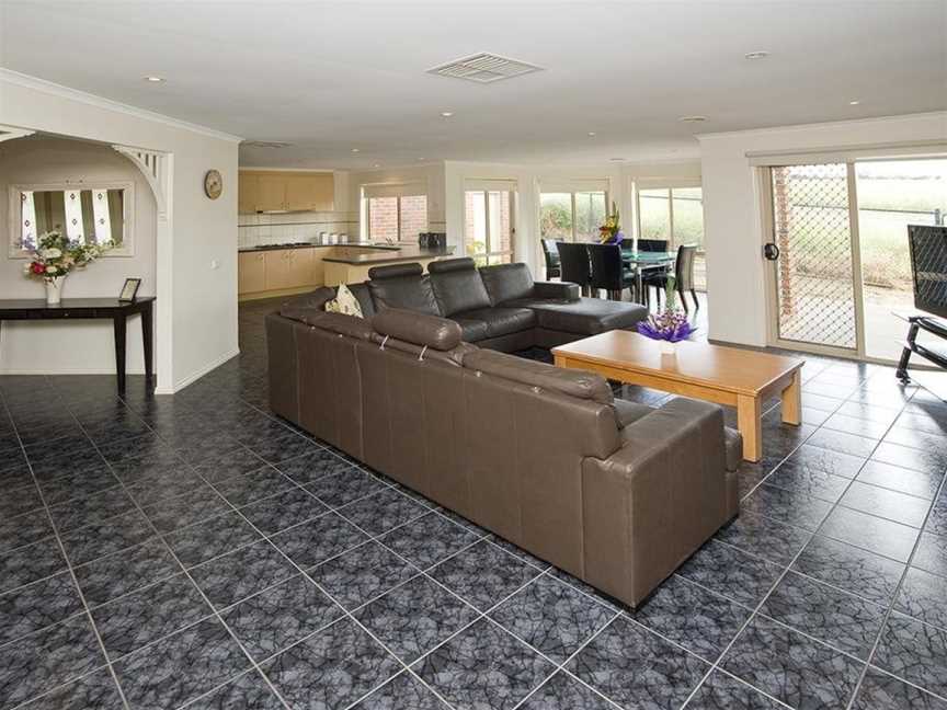 Spacious 5 Bdrms near Melb Airport, Sleeps 10-12, Attwood, VIC