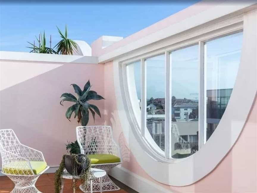 Hotel Ravesis, Accommodation in Bondi Beach