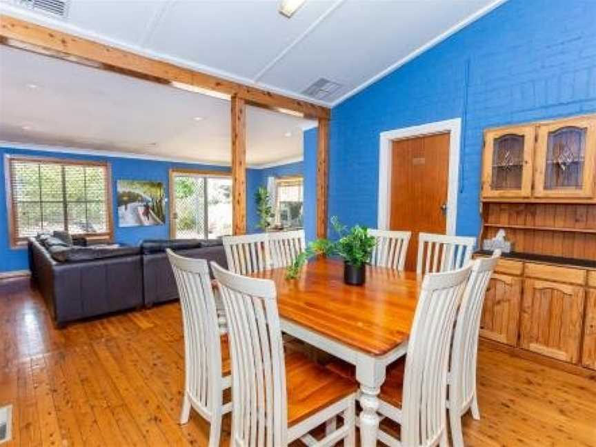 Best Central House - SLEEPS 12 !!, Wagga Wagga, NSW