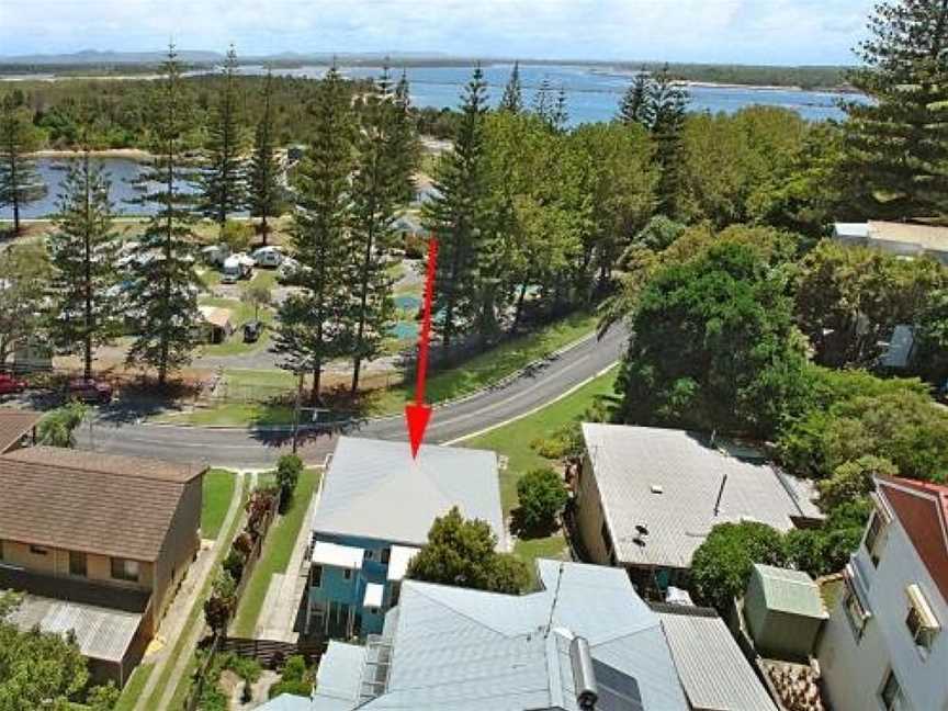 The Blue House - flat walk to river and beach, Yamba, NSW