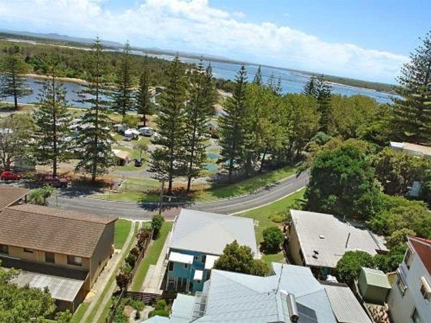 The Blue House - flat walk to river and beach, Yamba, NSW