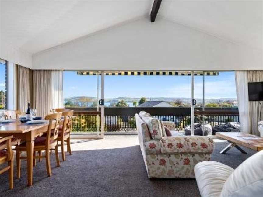 Casa de Vistas - Two Mile Bay Holiday Home, Taupo, New Zealand