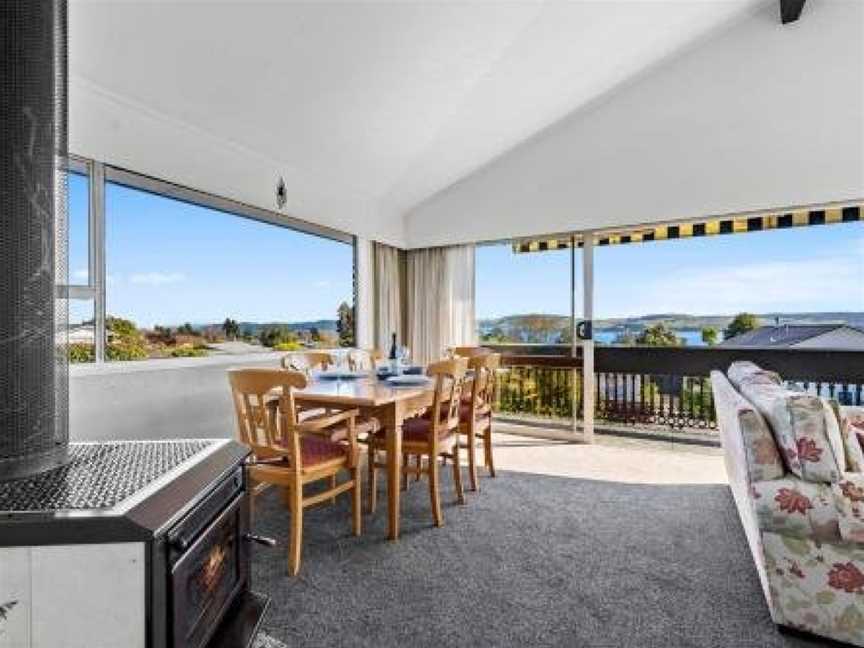 Casa de Vistas - Two Mile Bay Holiday Home, Taupo, New Zealand