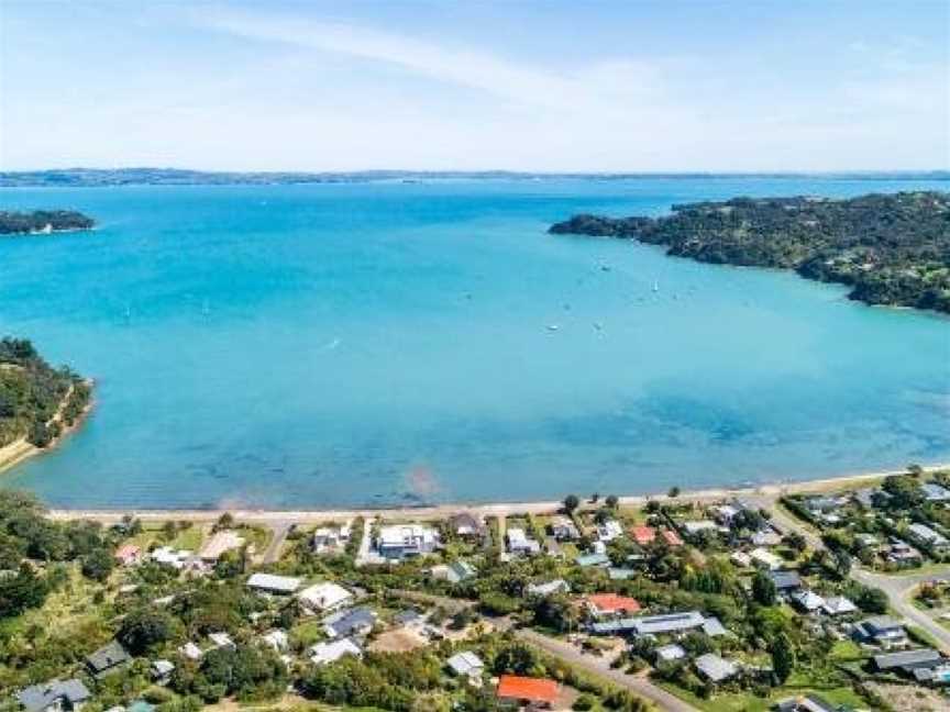 Driftwood Beach House with Spa Pool - Absolute Beachfront!, Waiheke Island (Suburb), New Zealand