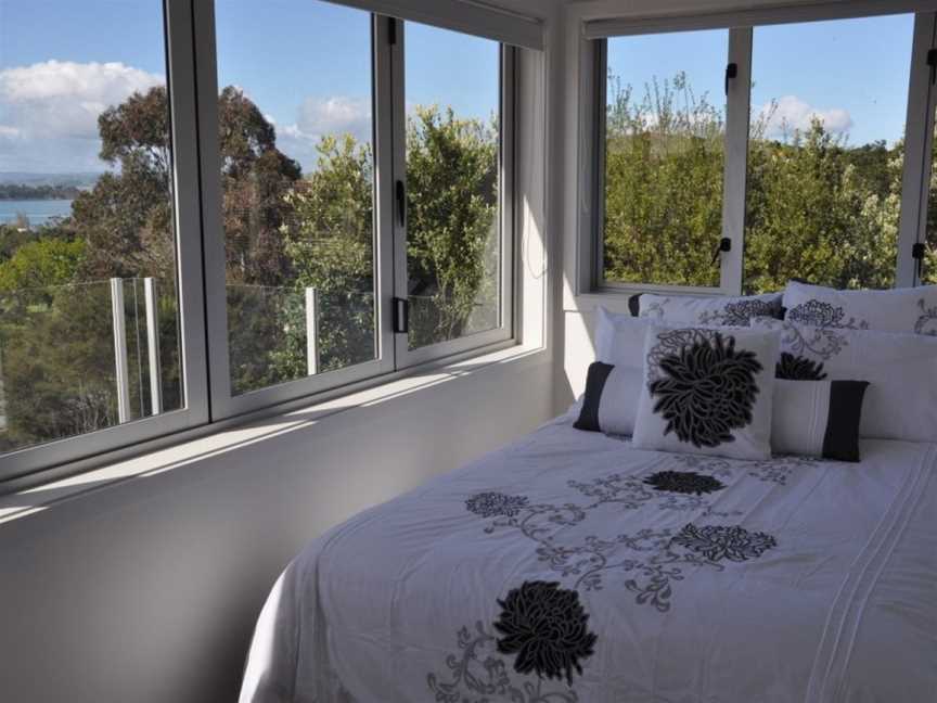 Tiri Cottage - Sea Views in Oneroa by Waiheke Unlimited, Waiheke Island (Suburb), New Zealand