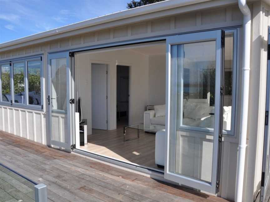 Tiri Cottage - Sea Views in Oneroa by Waiheke Unlimited, Waiheke Island (Suburb), New Zealand