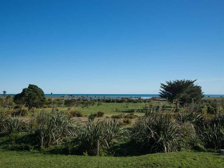 Koru Beach Cabin & B&B Homestay, Barrytown, New Zealand