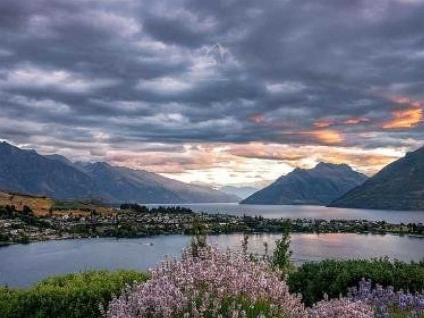 180 Degree lake views on famous Panorama terrace, Argyle Hill, New Zealand