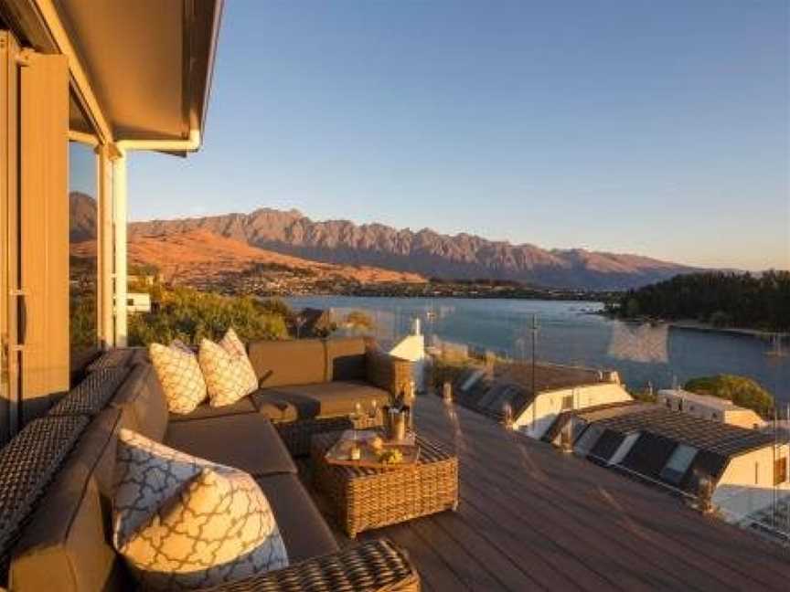 Lakefront Luxury by Amazing Accom, Argyle Hill, New Zealand