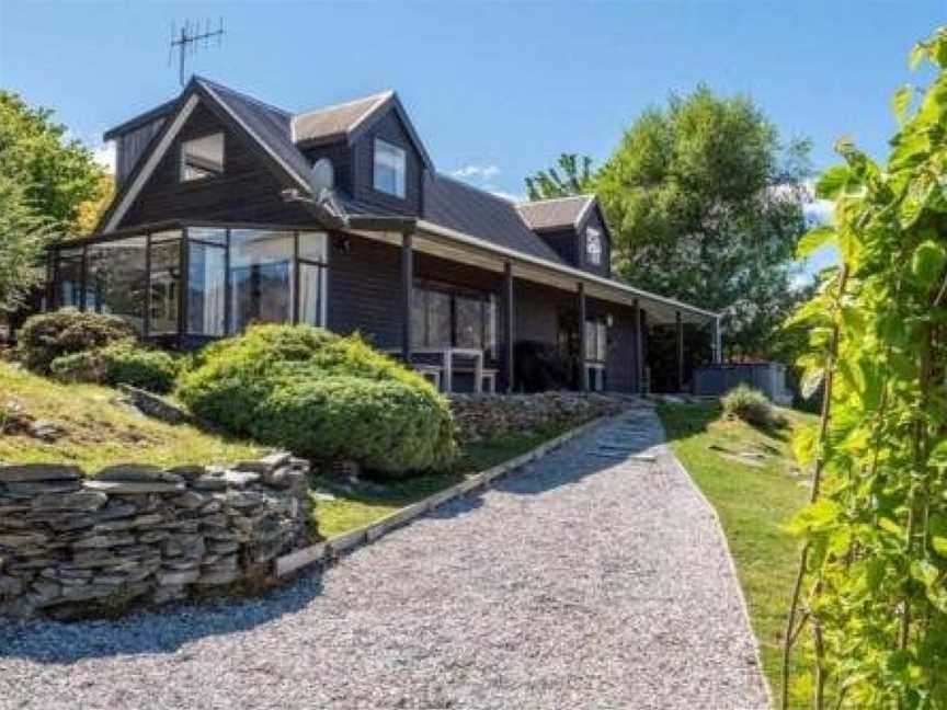 Alpine Escape - Elevated Views with Spa, Argyle Hill, New Zealand