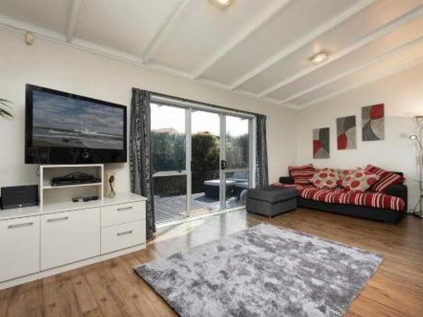 Range Beach Retreat - Papamoa Holiday Home, Tauranga (Suburb), New Zealand