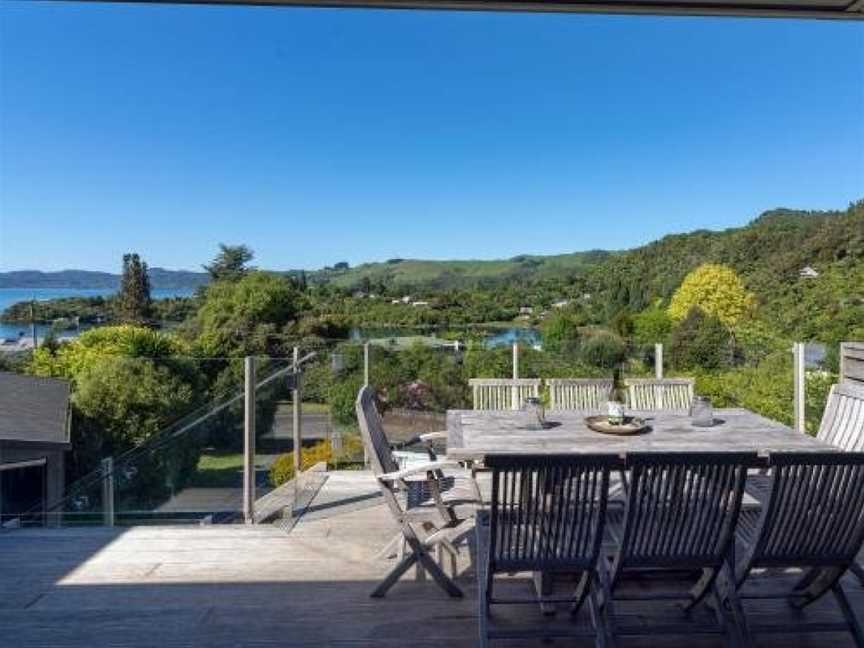 Tranquil Tarawera - Lake Tarawera Holiday Home, Mourea, New Zealand