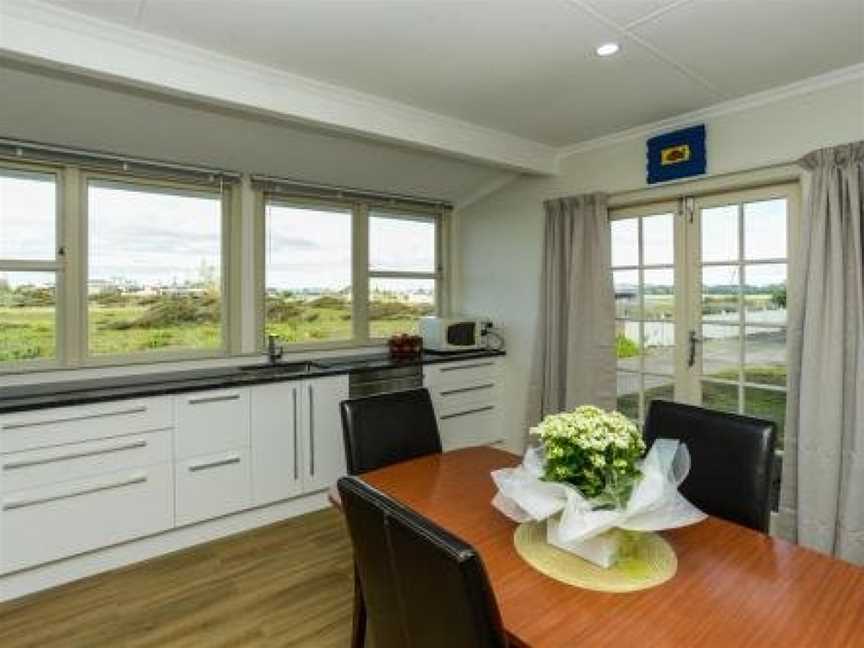 Westshore Beachfront - Napier Holiday Home, Napier, New Zealand