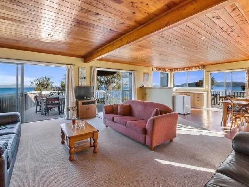 Absolute Waterfront with WiFi - Five Mile Bay Holiday Home, Waitahanui, New Zealand