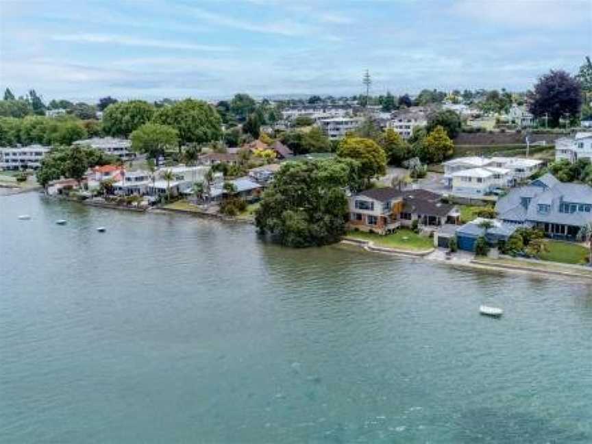 Entire Waterfront House - Boat Shed - 3 Kitchens, Tauranga (Suburb), New Zealand