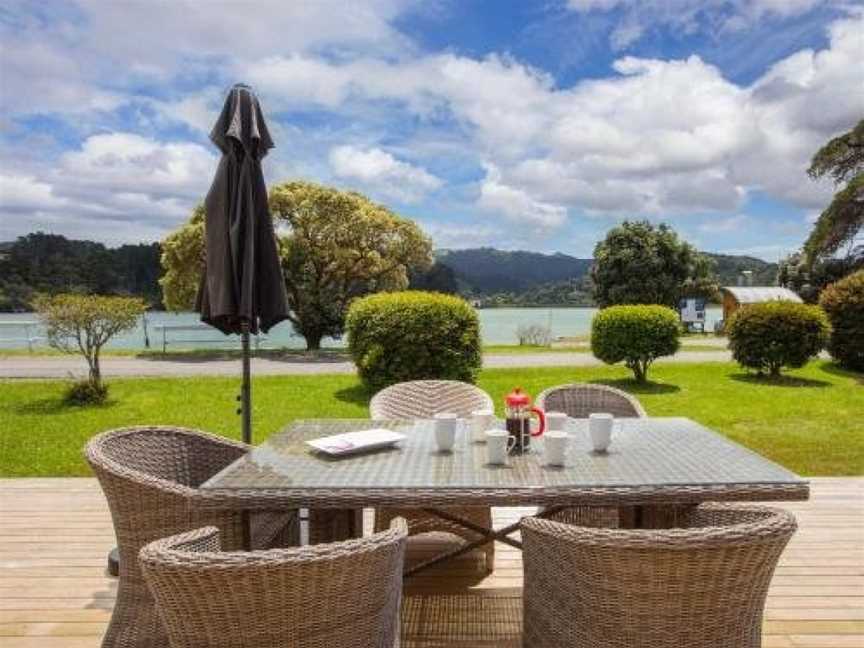 On Point - Point Wells Holiday Home, Matakana, New Zealand