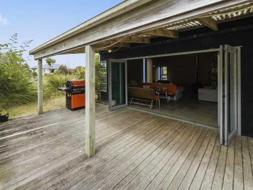 Tranquilo - Waikawa Beach Holiday Home, Otaki, New Zealand