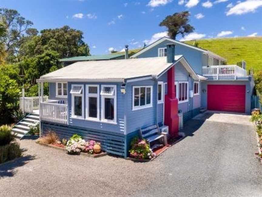 LARGE RENOVATED OPONONI BEACH HOUSE, Opononi, New Zealand