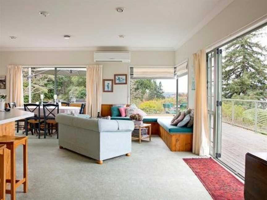 Hello House - Acacia Bay Holiday Home, Taupo, New Zealand