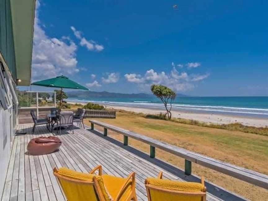 Beachfront Hideaway - Matarangi Holiday Home, Matarangi, New Zealand