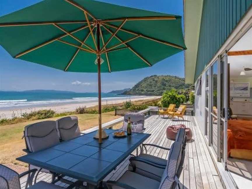 Beachfront Hideaway - Matarangi Holiday Home, Matarangi, New Zealand