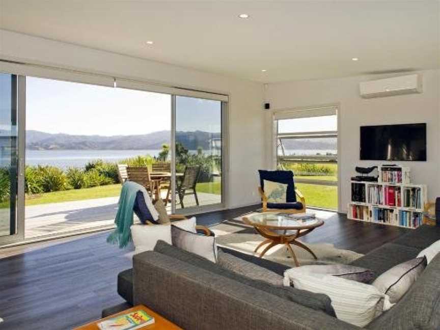 Absolute Waterfront - Matarangi Holiday Home, Matarangi, New Zealand