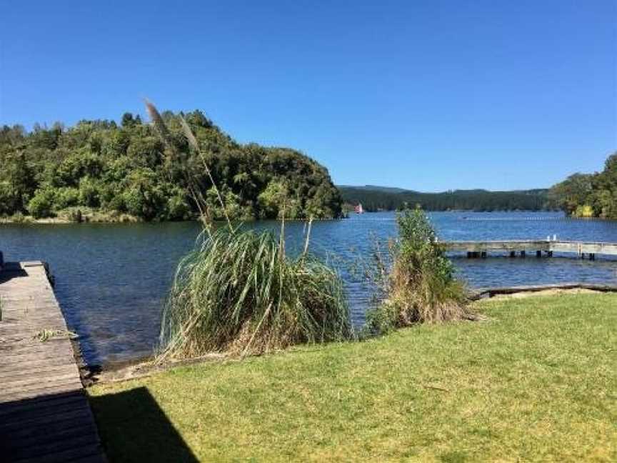 Lakeside Villa - Lake Rotoiti Holiday Home, Mourea, New Zealand