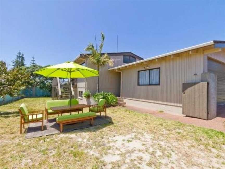 Takatu View - Omaha Holiday Home, Matakana, New Zealand