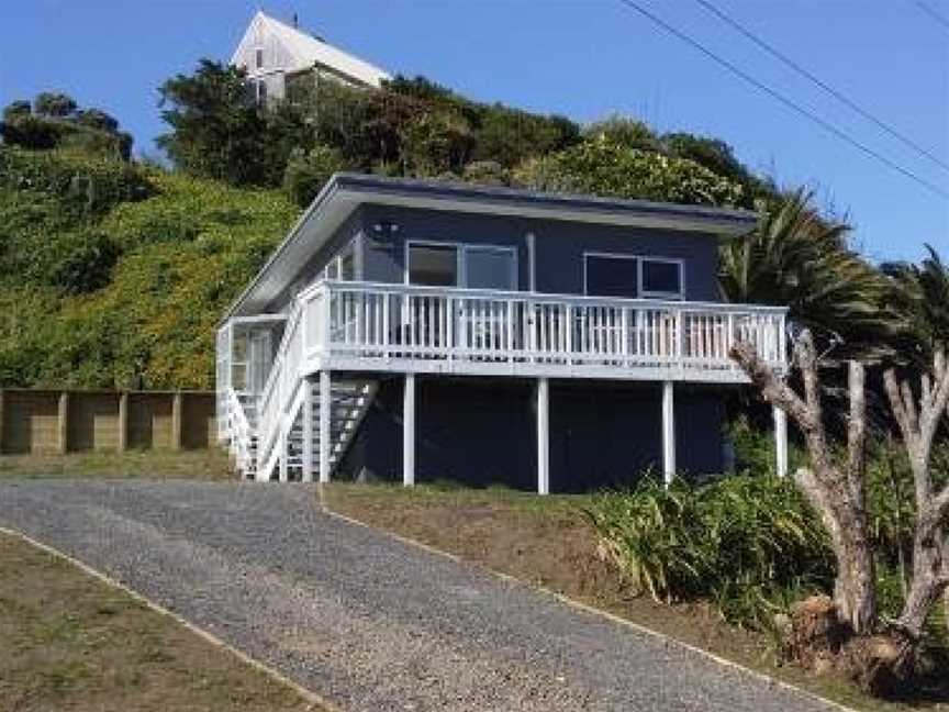 Karoro the beach front bach with views to die for!, Raglan, New Zealand