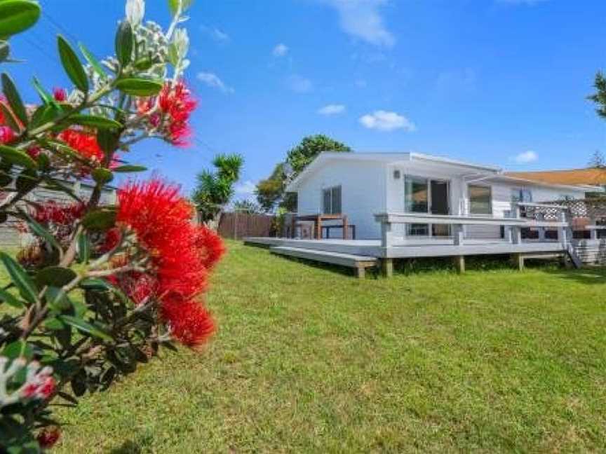 Pohutukawa Breeze - Papamoa Beach Holiday Home, Papamoa, New Zealand