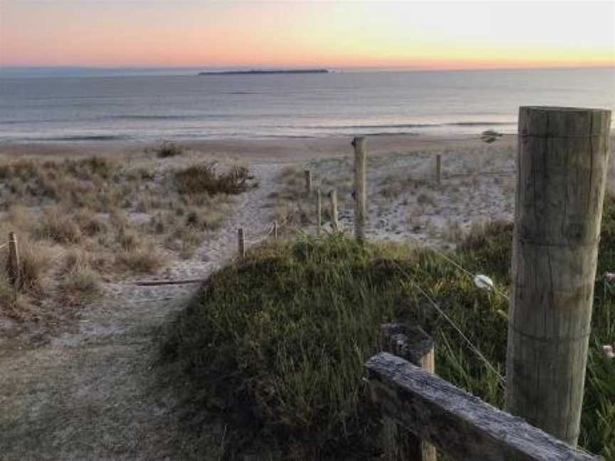 Pohutukawa Breeze - Papamoa Beach Holiday Home, Papamoa, New Zealand