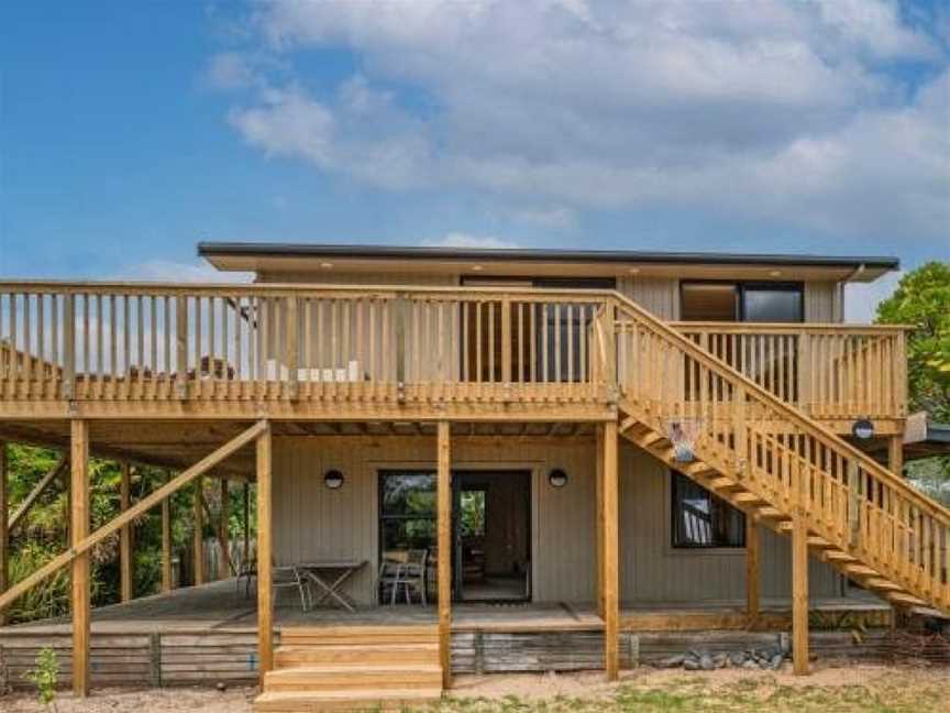 All Decked Out - Matarangi Holiday Home, Matarangi, New Zealand