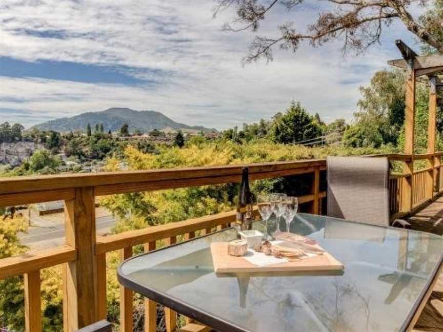 Treetop Hideaway - Taupo Holiday Home, Taupo, New Zealand