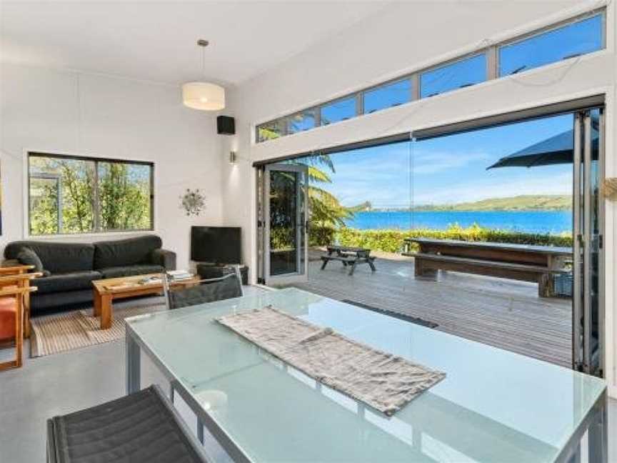 Laze by the Lake - Lakefront Rotoiti Holiday Home, Mourea, New Zealand