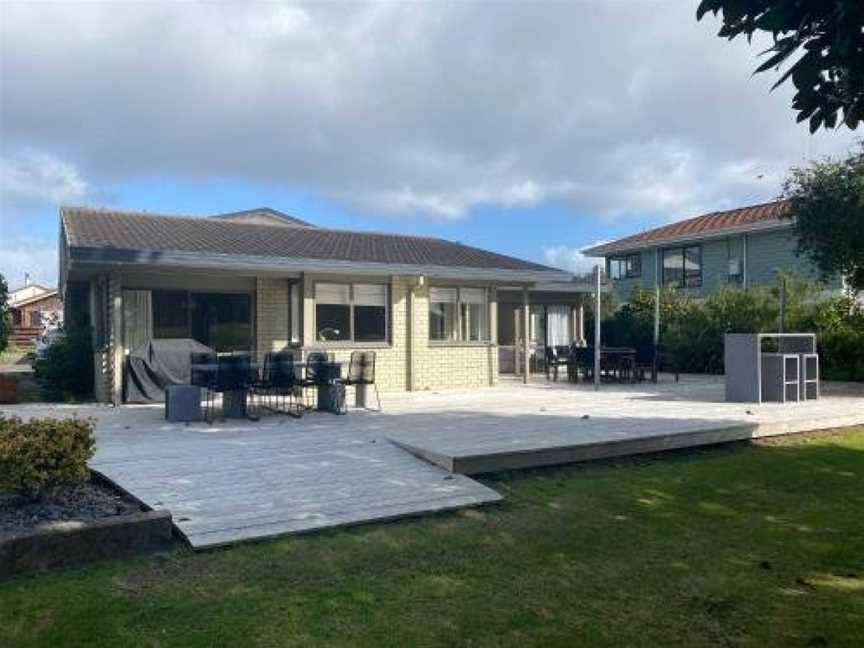 Golfers delight in quiet Cul de Sac, Mount Maunganui, New Zealand