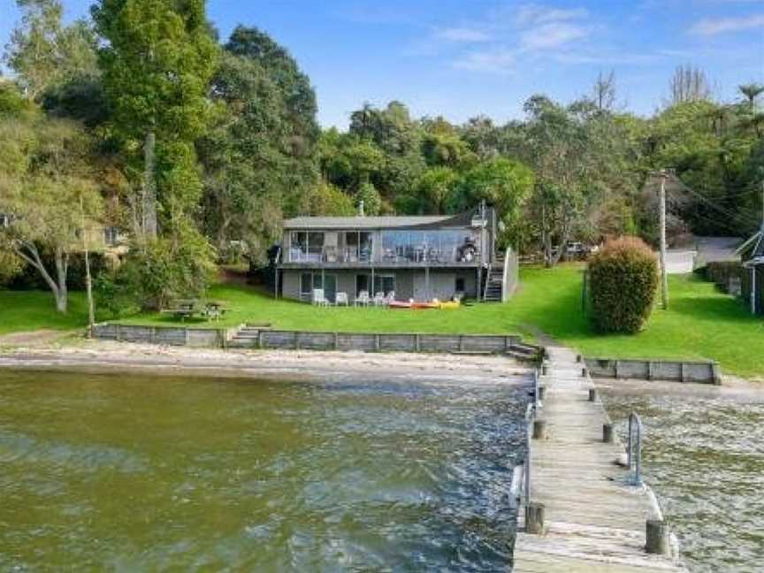 Onepoto Bay Lakehouse - Lake Rotoiti Holiday Home, Mourea, New Zealand