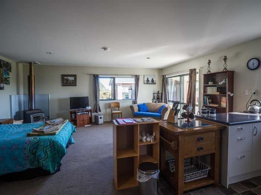 Kiwi Cabin and Homestay at Koru with hot tub, Barrytown, New Zealand