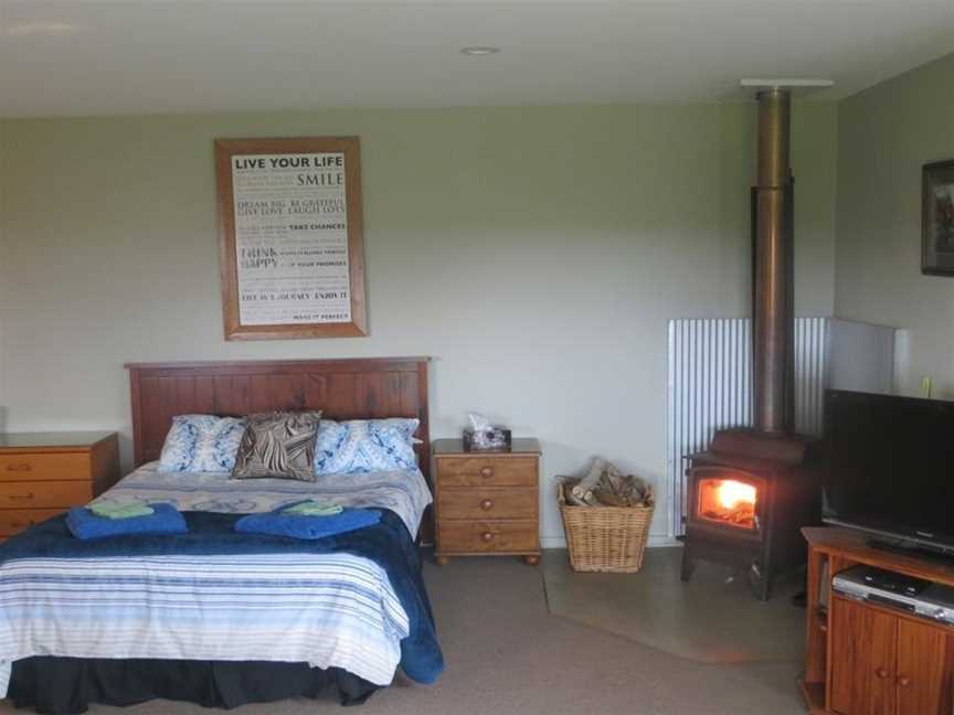 Kiwi Cabin and Homestay at Koru with hot tub, Barrytown, New Zealand