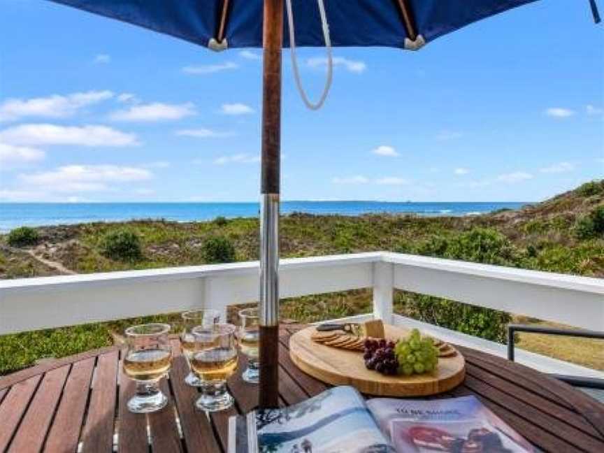 Oceanside Bach - Mount Maunganui Holiday Home, Mount Maunganui, New Zealand