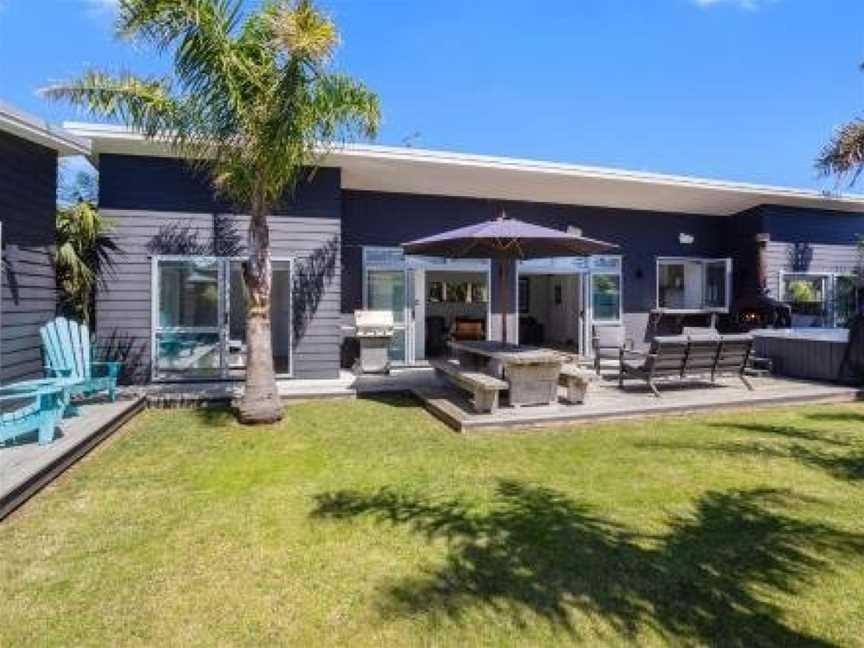 Gibson's Garage - Waihi Beach Holiday Home, Waihi Beach, New Zealand