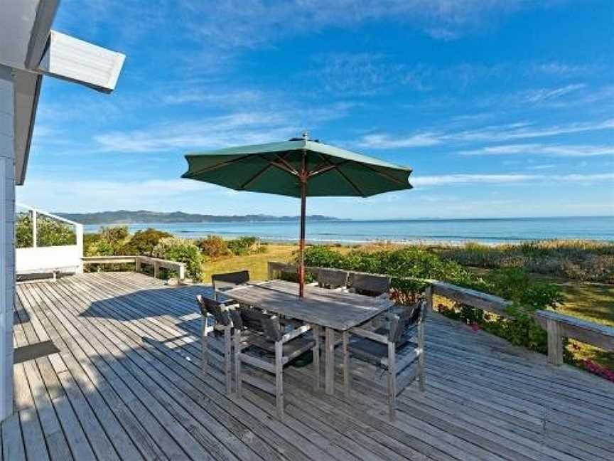 Matarangi Beachfront House - Matarangi Holiday Home, Matarangi, New Zealand