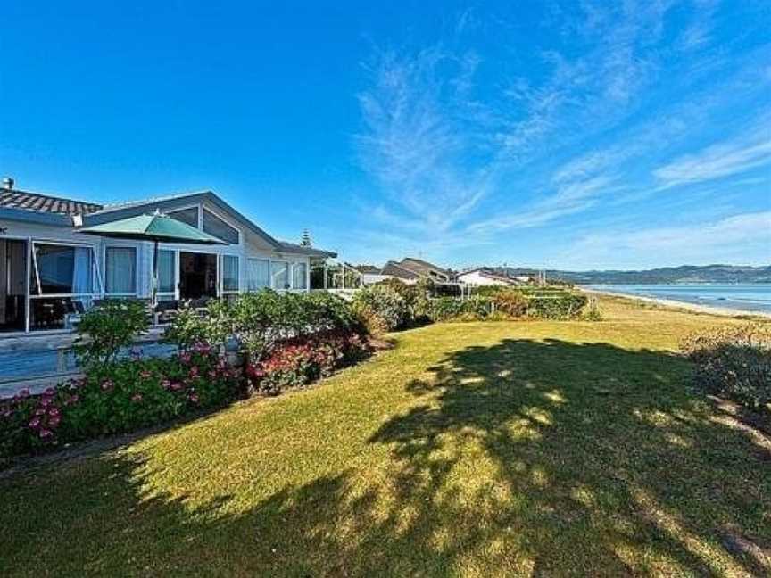 Matarangi Beachfront House - Matarangi Holiday Home, Matarangi, New Zealand