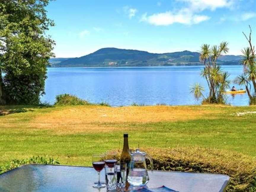 Blue Heron Lodge - Hamurana Holiday Home, Mourea, New Zealand