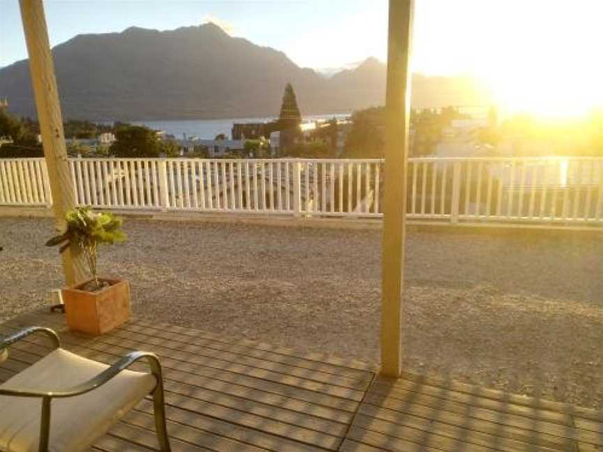 5 mins walk to town, Lakeview,4bedrms-Central Lakeview Apartment A, Argyle Hill, New Zealand