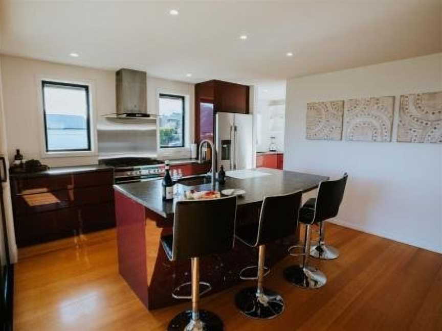 On The Rocks - Sleeps 8 - Family Friendly Holiday Home, Paraparaumu Beach, New Zealand