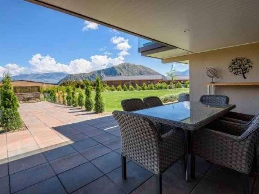 Mt Gold Haven - Sleeps 8 - Lake & Mountain Views, Wanaka, New Zealand