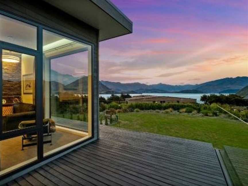 Mt Gold Haven - Sleeps 8 - Lake & Mountain Views, Wanaka, New Zealand