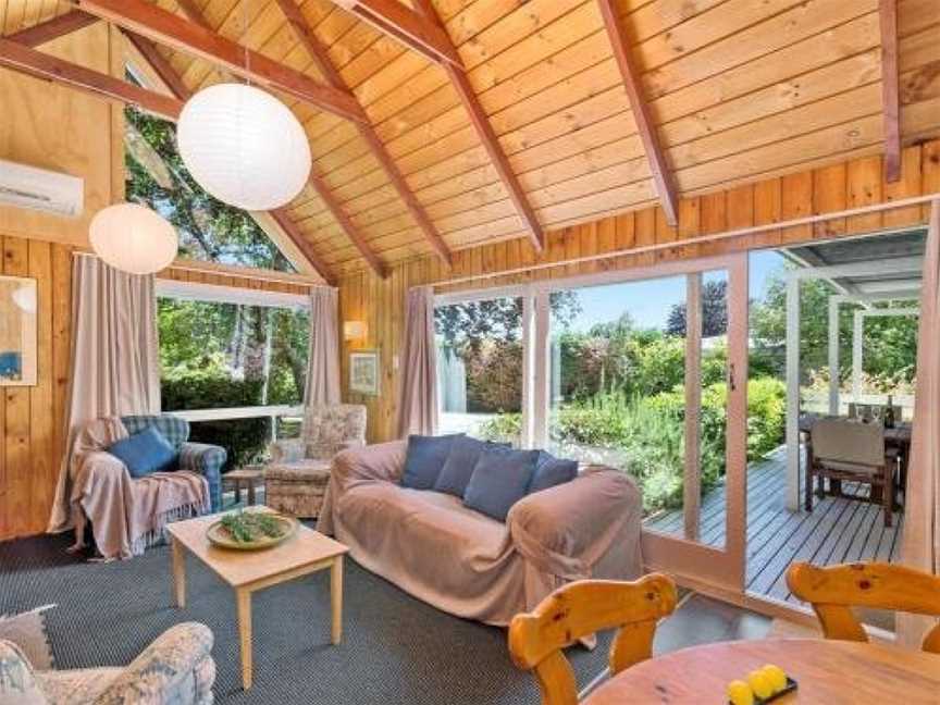 Copper Beech Cottage - Wharewaka Holiday Home, Taupo, New Zealand