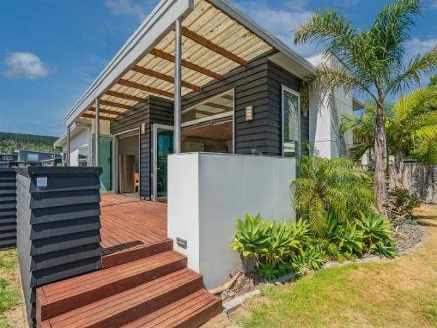 Castaway Bach - Whangamata Holiday Home, Whangamata, New Zealand